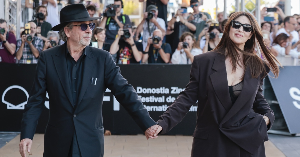 Monica Bellucci ile yönetmen sevgilisi Tim Burton San Sebastian Film Festivali kırmızı halısında el ele