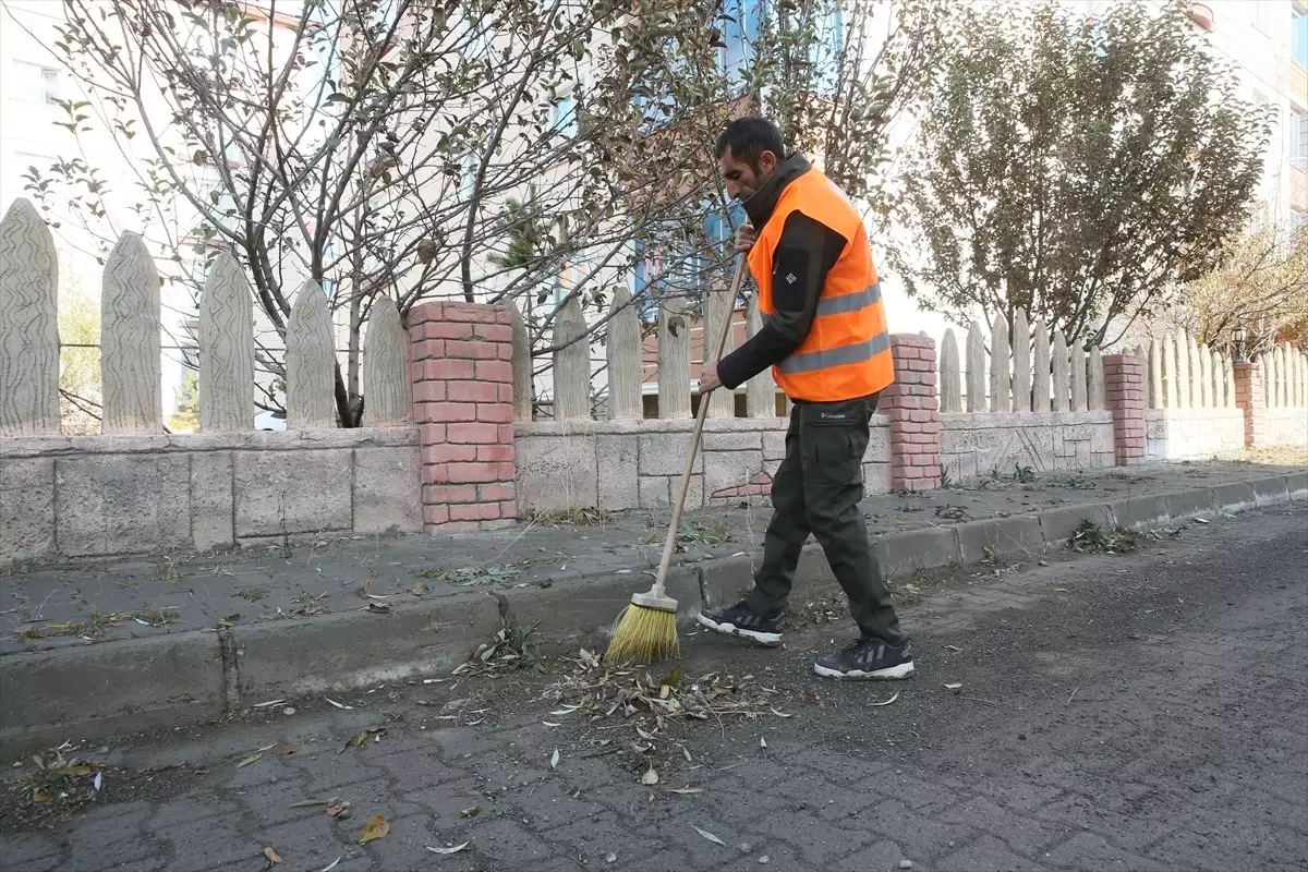 Kars’ta belediyenin temizlik görevlisinin Türk bayrağı hassasiyeti takdir topladı