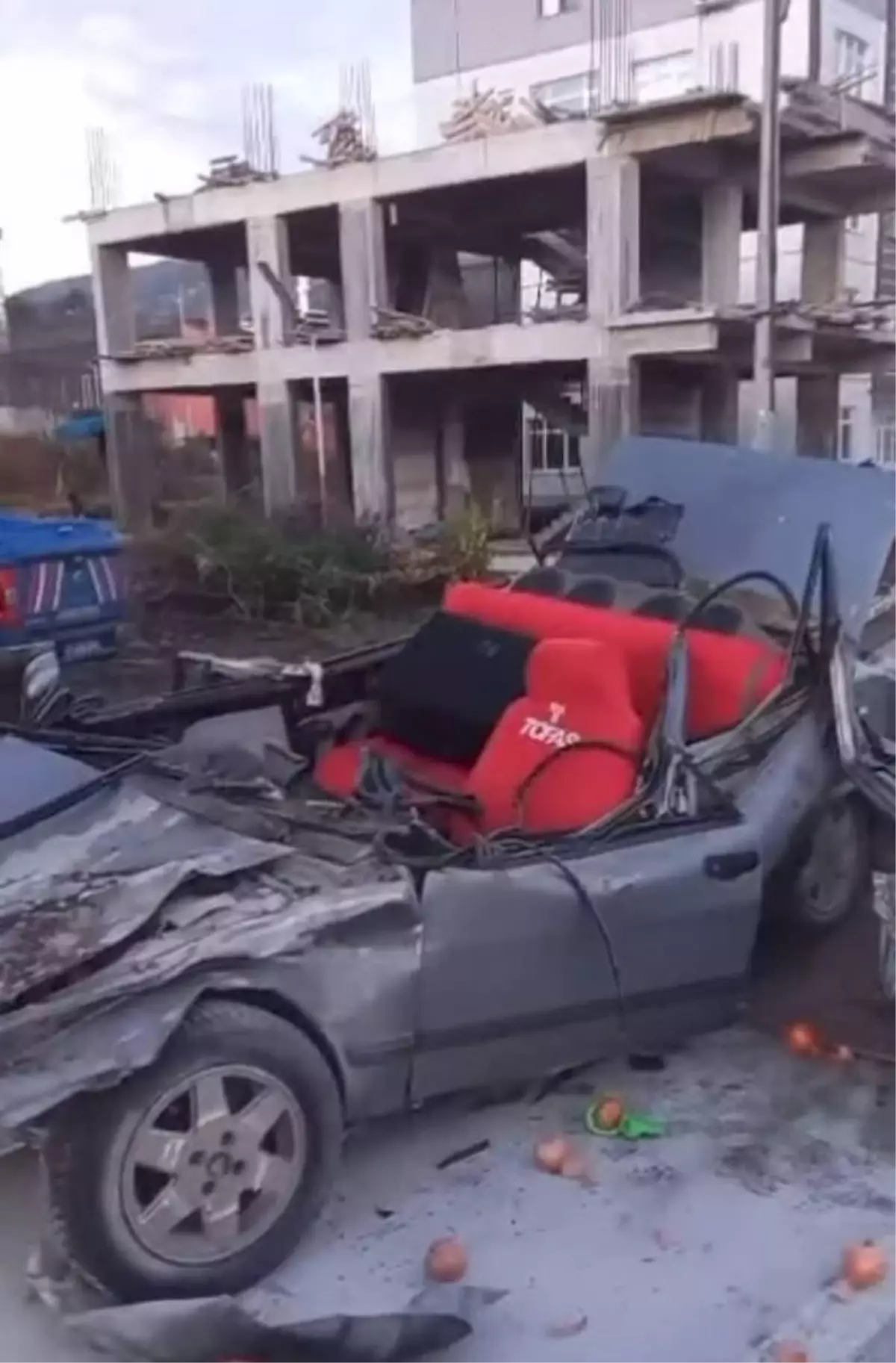 Akçaabat’ta Sebze Yüklü Kamyona Çarpan Otomobilin Sürücüsü Ağır Yaralandı