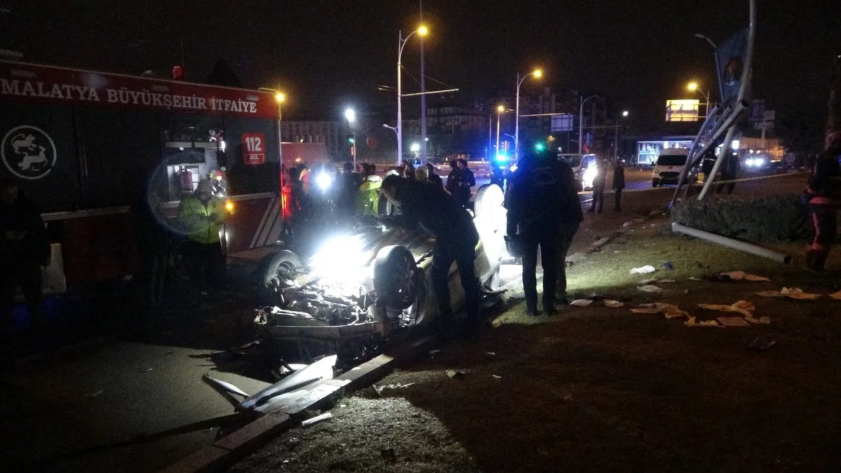 Malatya’da feci kaza! Refüje çarpan otomobil ters döndü! 1 ölü 1 yaralı